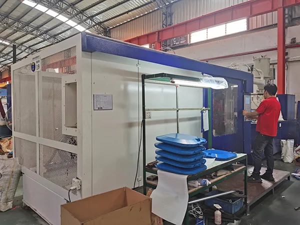 Injection molding production cell and operator in the Dongguan New Oriental trial workshop